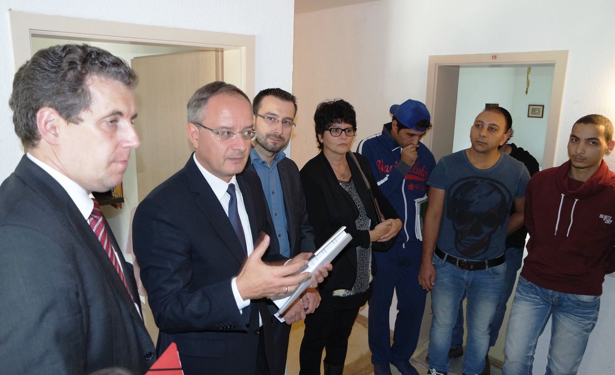 Minister Stoch beim Besuch der Asylbewerberunterkunft