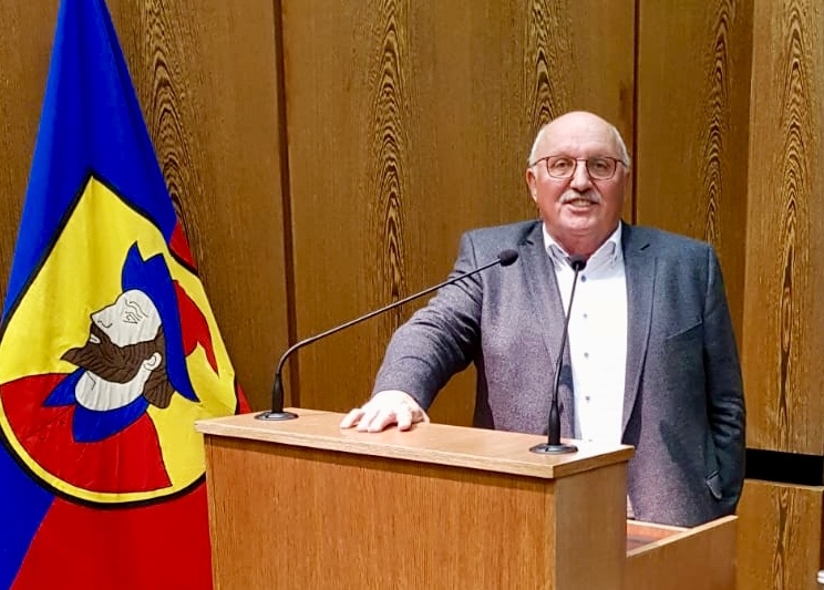 Fraktionsvorsitzender Rudi Neidlein am Rednerpult im Heidenheimer Gemeinderat