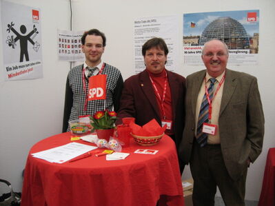 Gemeinderats-Fraktionschef Rudi Neidlein, Ortsvereins-Vorsitzender Manfred Bleil und Juso Christian Heinrich (v. r. n. l.) auf der Kontakta