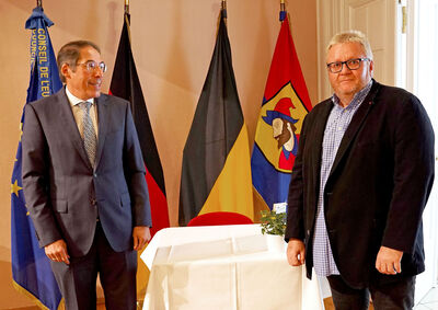 Heidenheims Oberbürgermeister Bernhard Ilg verpflichtet Hans-Peter Neff als Stadtrat (Foto: Stadt Heidenheim)