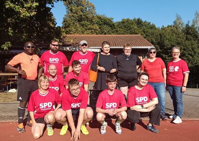 SPD-Team mit Schiedsrichter und Unterstützern