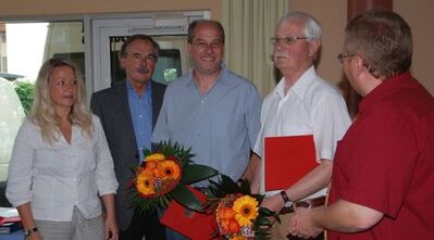 Claudia Sünder, Wolfgang Staiger und Hans-Peter Neff mit Stefan Oetzel (m.) und Kurt Wehrmeister (2. v.r.)
