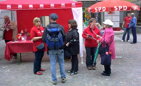 Kandidatinnen und Kandidaten im Gespräch: Rudi Neidlein (hinten links), Renate Klement-Schmidberger und Heidrun Neff (vorne)