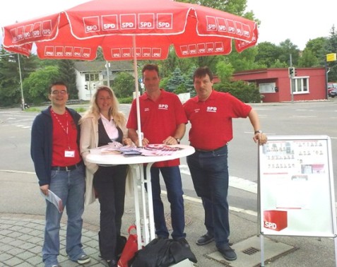 Die SPD-Kandidatin zur Bundestagswahl, Claudia Sünder, und die Kommunalwahlkandidaten Sven Hassler, Peter Müller und Manfred Bleil (v.l.)