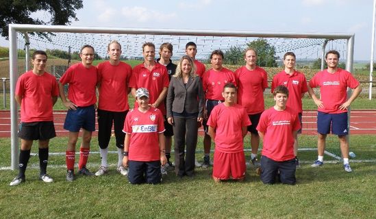 Das Fussballteam SPD Heidenheim 2009 mit Bundestagskandidatin Claudia Sünder
