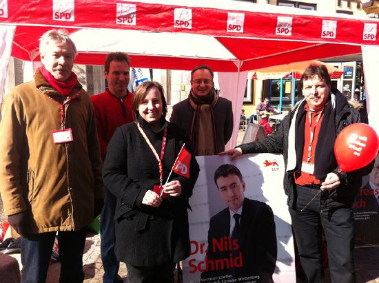 Andreas Stoch MdL beim Infostand der Heidenheimer SPD