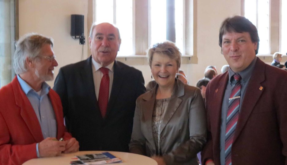 Ivo Gönner im Gespräch mit Genossinnen und Genossen aus Giengen und Heidenheim