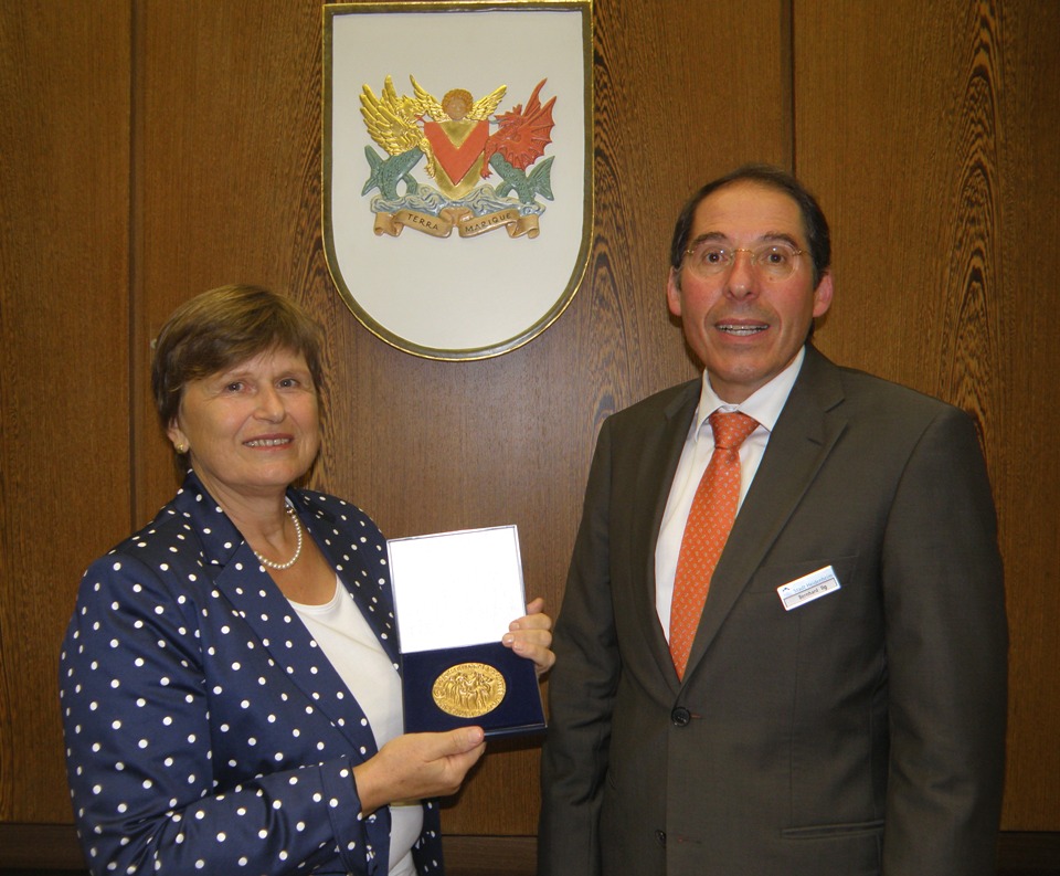 Renate Klement.Schmidberger erhält Partnerschaftsmedaillenin Gold