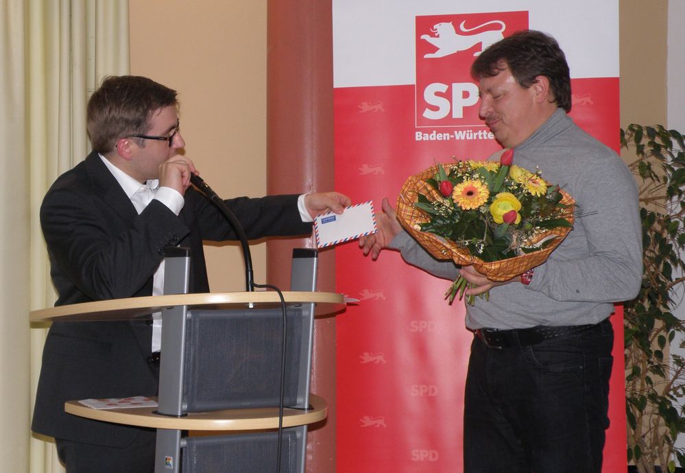 Wechsel beim Ortsverein Heidenheim: Florian Hofmann bedankt sich bei Manfred Bleil